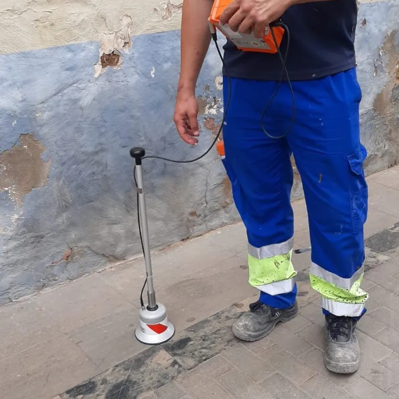Especialistas en detectar fugas de agua.